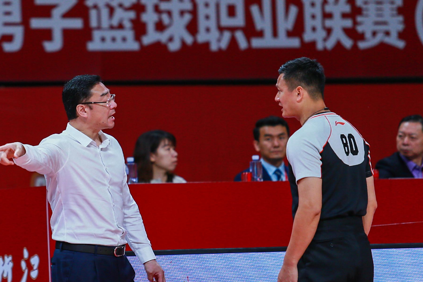 上海久事发布备战花絮;今夜主帅复盘;欧超杯任务艰巨;身体对抗强度拉满(南海最新消息24小时) 上海久事发布备战花絮;今夜主帅复盘;欧超杯任务艰巨;身体对抗强度拉满(南海最新消息24小时)